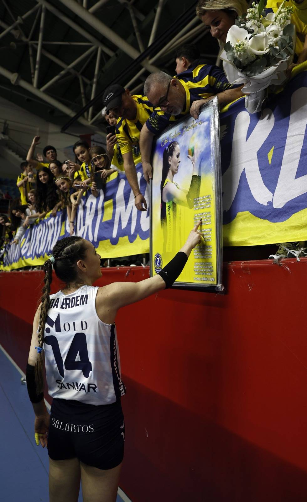 Eda Erdem'e öyle bir sürpriz yaptılar ki gözlerine inanamadı 6